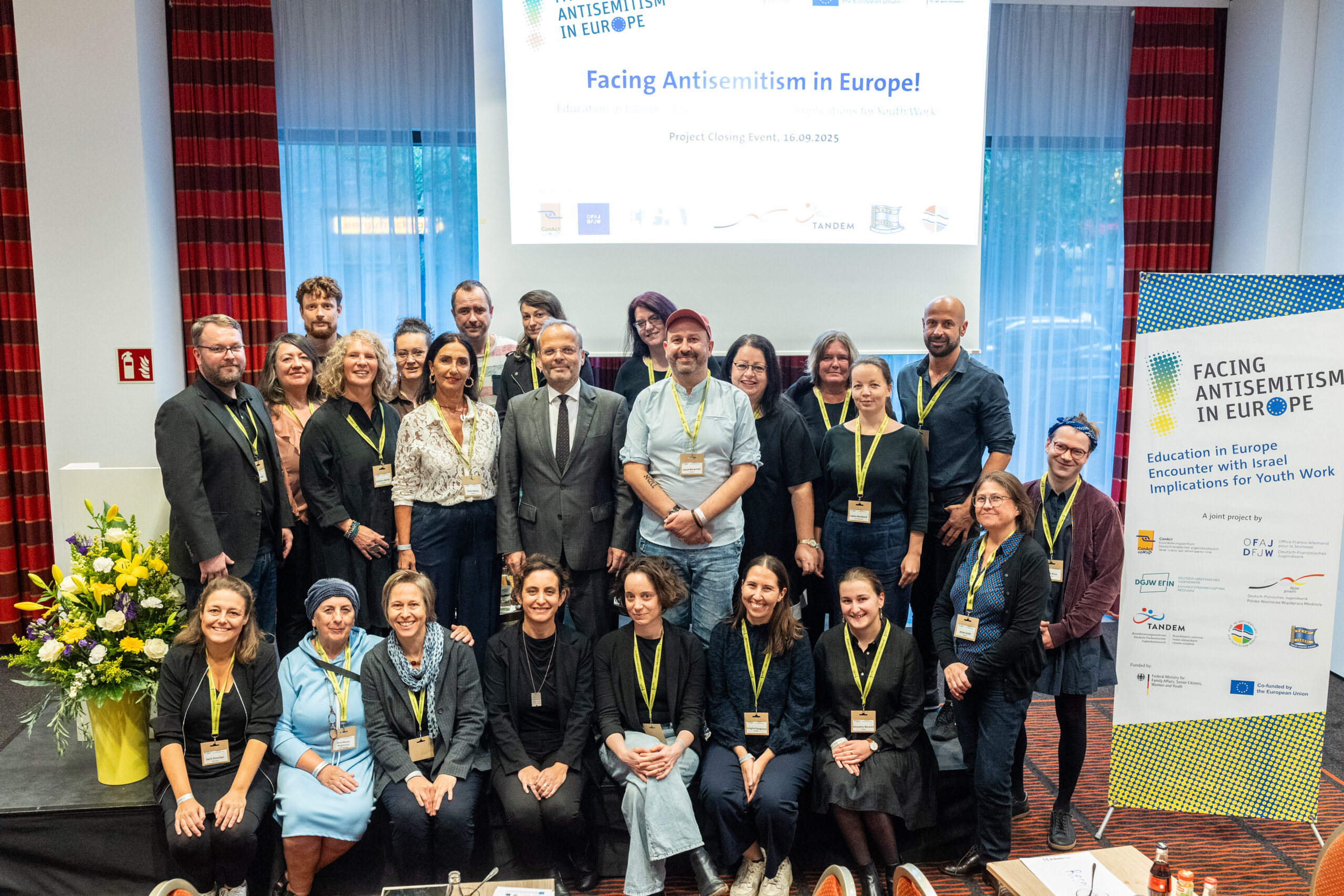 Gruppenfoto von Teilnehmenden und Mitwirkenden des Projekts "Facing Antisemitism in Europe!" mit Dr. Felix Klein, dem Bundesbeauftragten für jüdisches Leben und den Kampf gegen Antisemitismus der Bundesrepublik Deutschland.